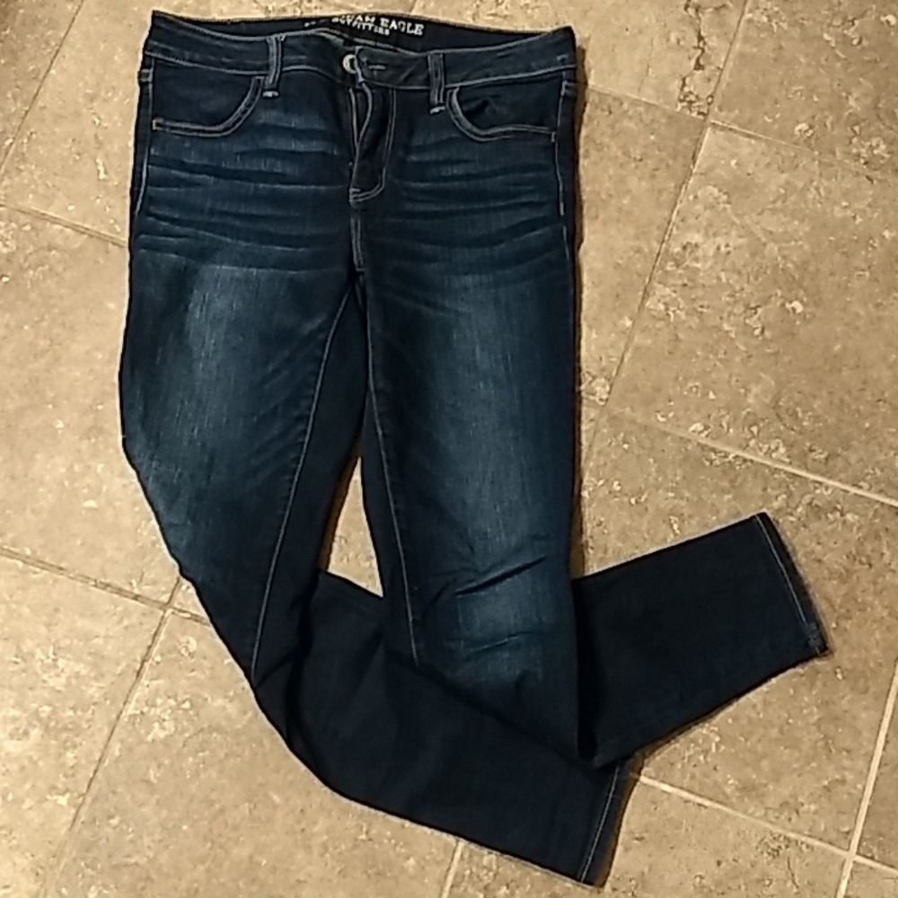 American Eagle Outfitters skinny jegging
